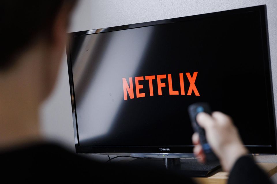 Logo von Netflix ist auf einem Fernseher zu sehen