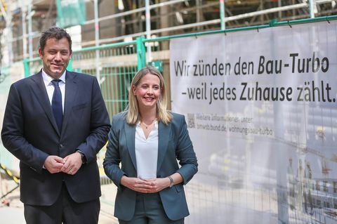 Finanzminister Klingbeil und Bauministerin Hubertz stehen vor einem Bauzaun in Berlin