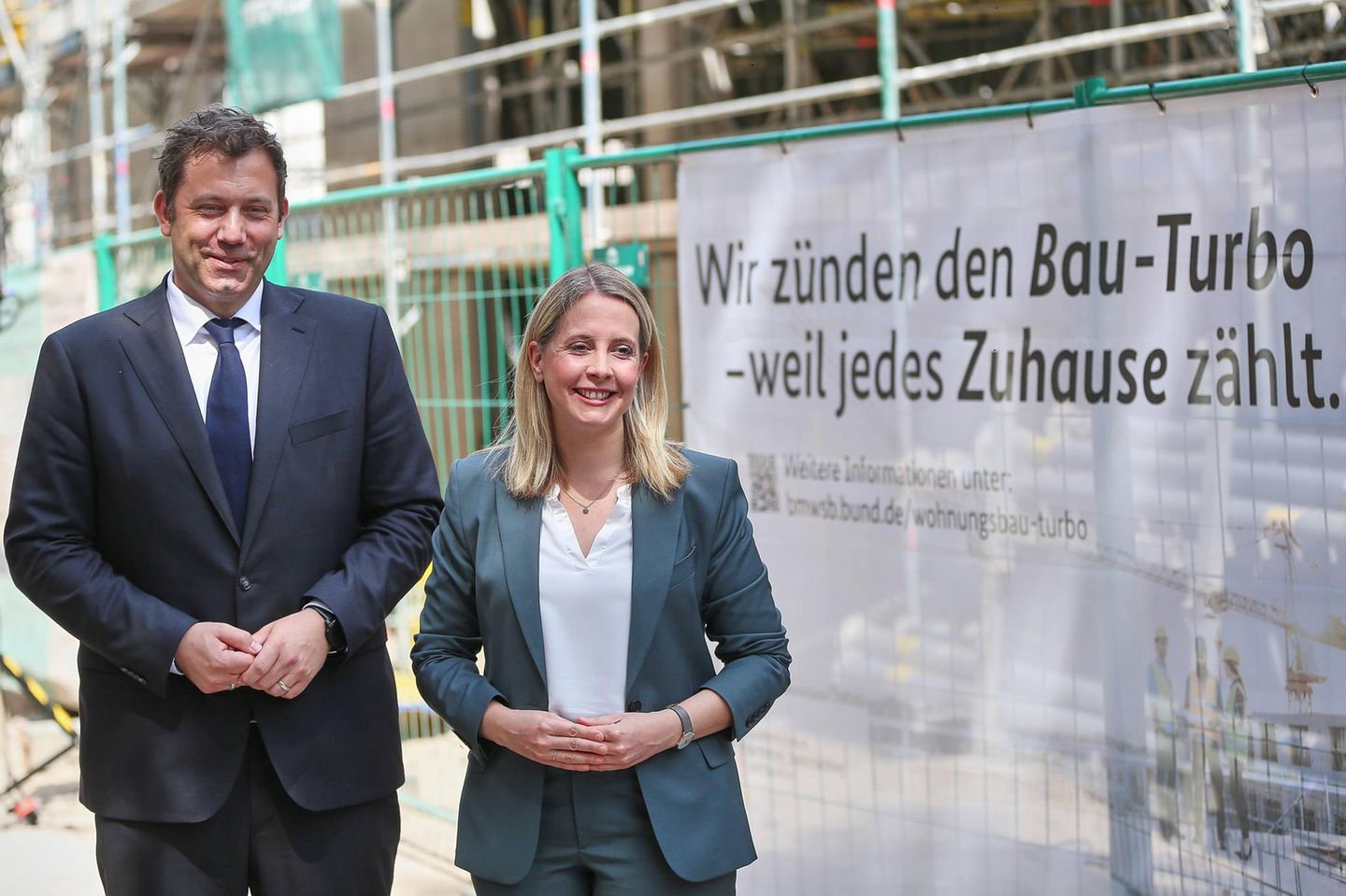 Finanzminister Klingbeil und Bauministerin Hubertz stehen vor einem Bauzaun in Berlin