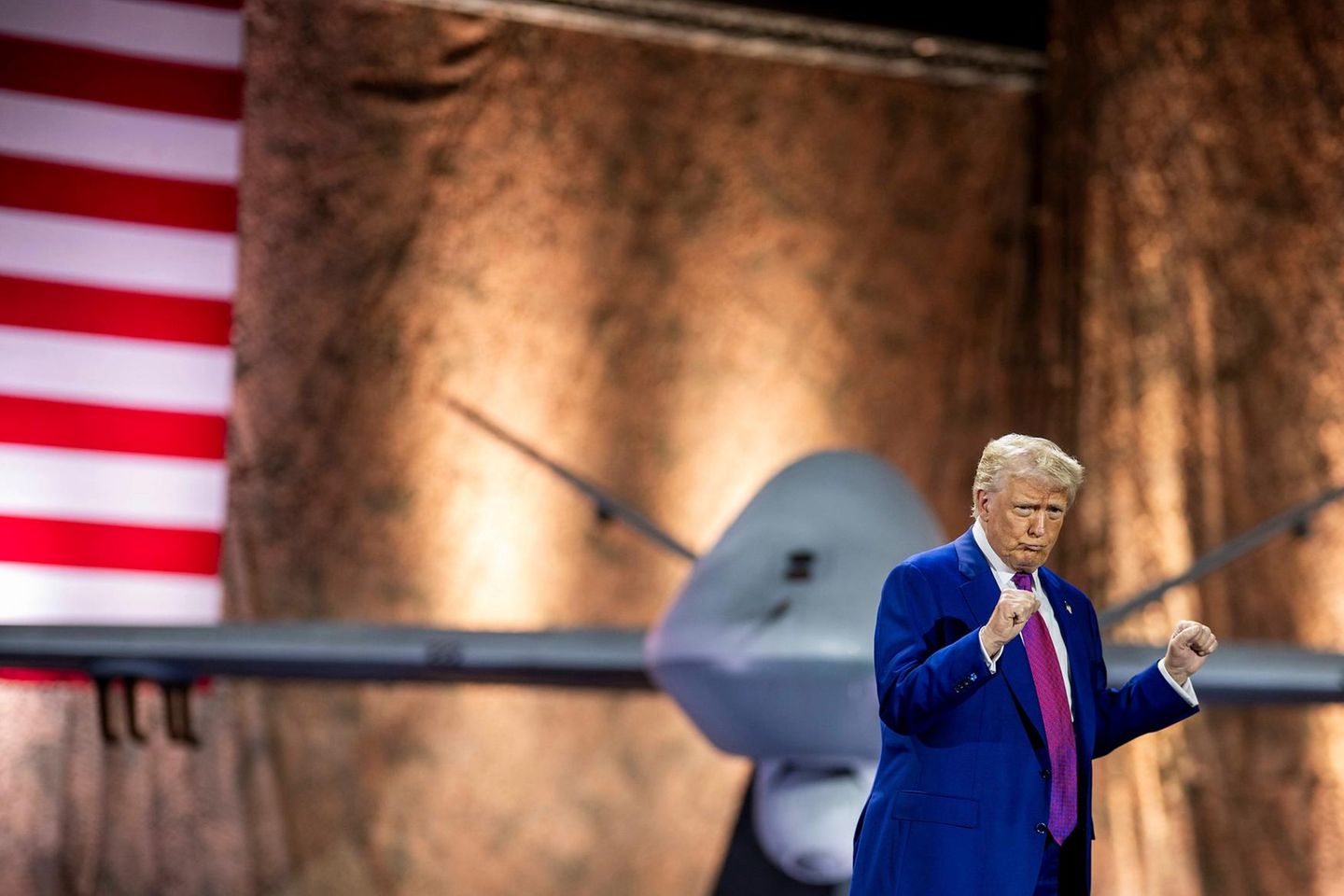 Donald Trump tanzt vor einer Reaper-Drohne