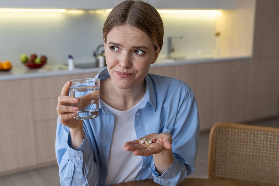 Frau mit Tabletten in der Hand