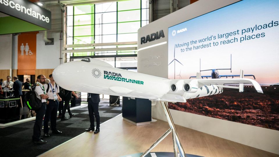 Frachtflugzeug „Windrunner“ wird präsentiert Frachtflugzeug „Windrunner“ wird präsentiert