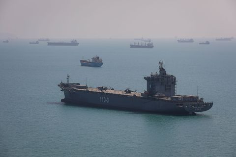 Schiffe liegen im Meer vor den Gewässern des Iran im Jahr 2024
