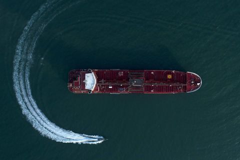 2019 umrundet ein iranisches Schnellboot einen britischen Tanker