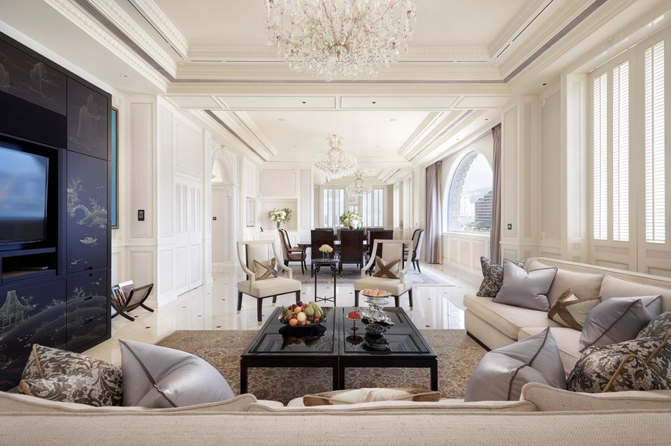 La Suite Marco Polo en Hong Kong ofrece 210 metros cuadrados de espacio y extras nobles como una mesa de comedor de Poltrona Frau.