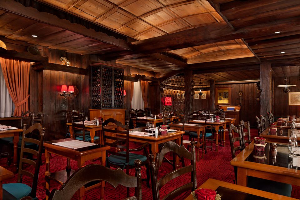 El restaurante del hotel “Chesa” sirve especialidades suizas, incluida fondue de queso.