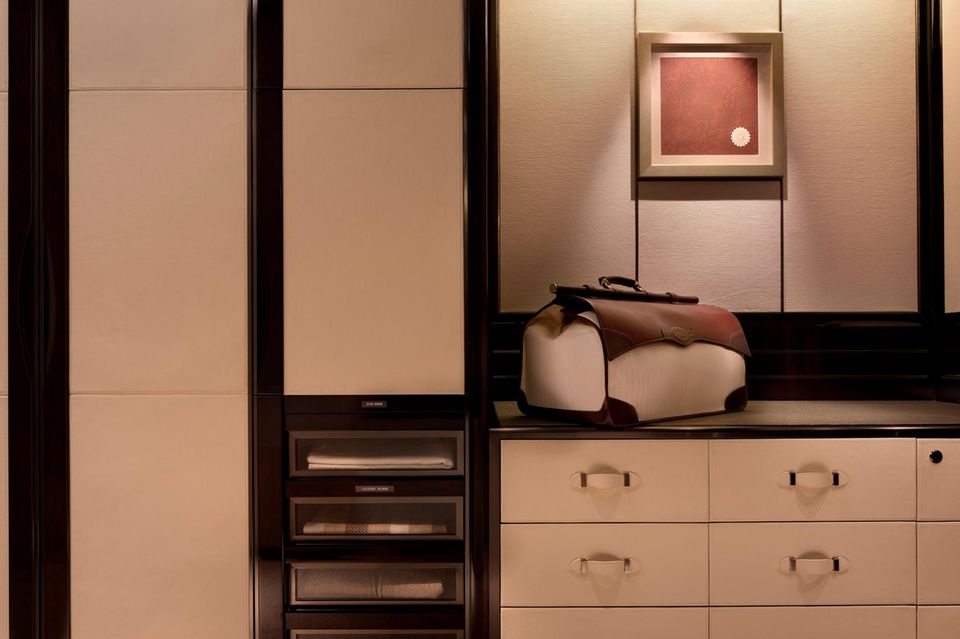Las soluciones de vestuario bien pensadas, como aquí en Hong Kong, y la limpieza nocturna son lo que distingue a “The Peninsula Hotels”.