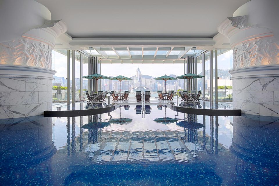 La piscina cubierta de The Peninsula en Hong Kong recuerda a un baño romano profusamente decorado.