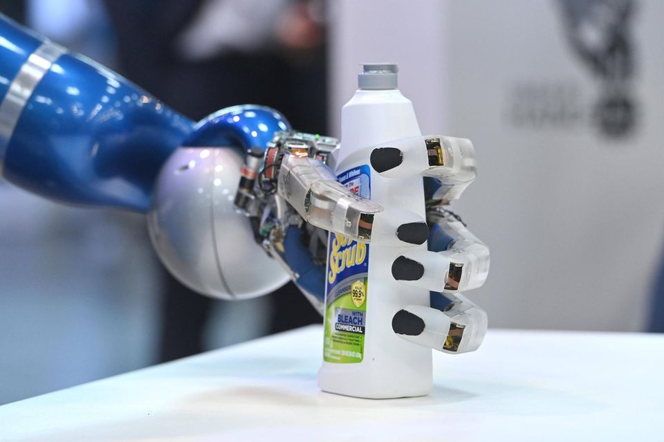 Roboter greift nach einem Gegenstand