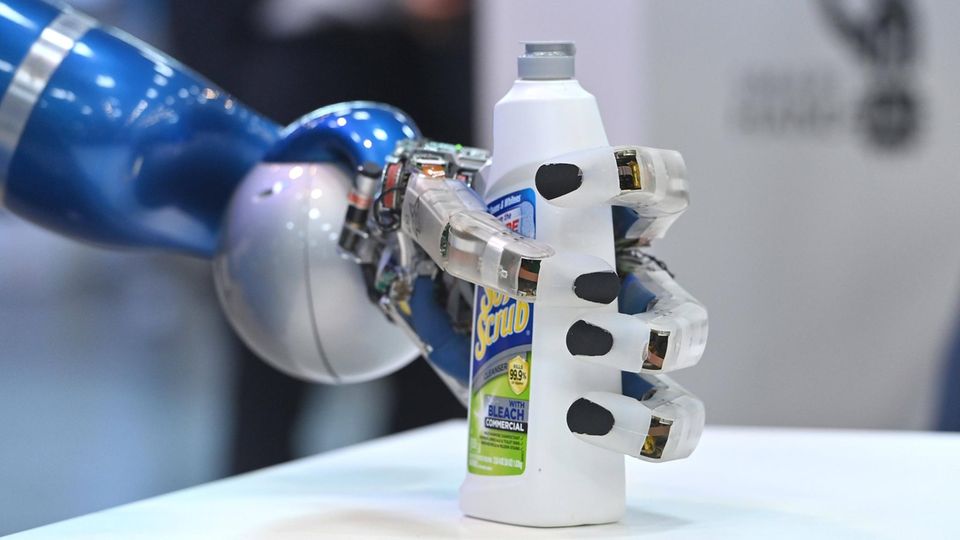 Roboter greift nach einem Gegenstand
