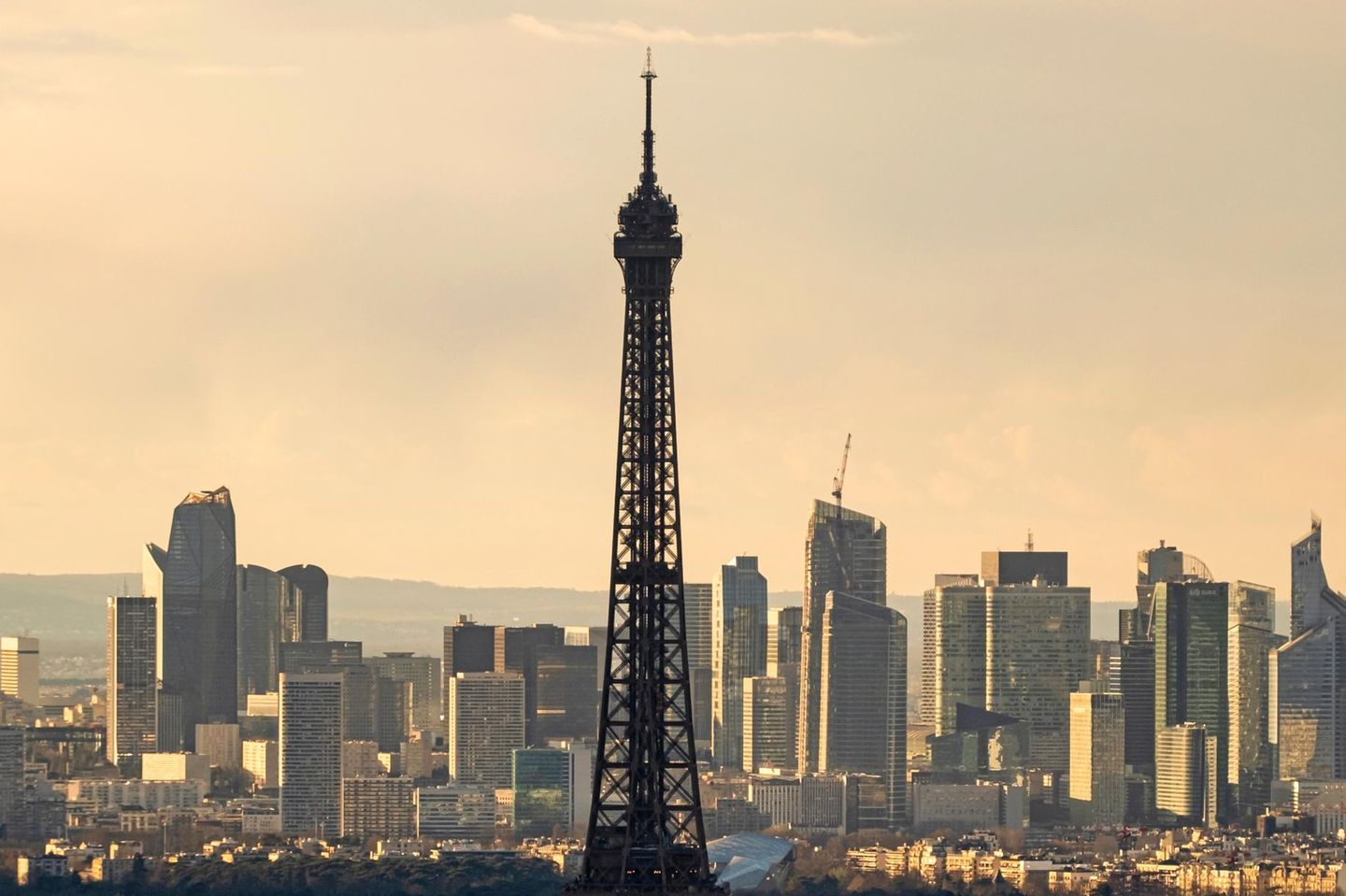 Blick auf Paris mit Eiffelturm im Vordergrund und dem Finanzdistrikt im Hintergrund