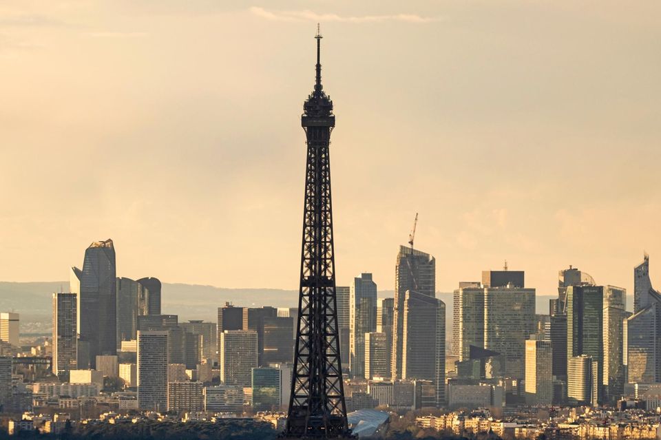 Vista de París con la Torre Eiffel en primer plano y el distrito financiero al fondo
