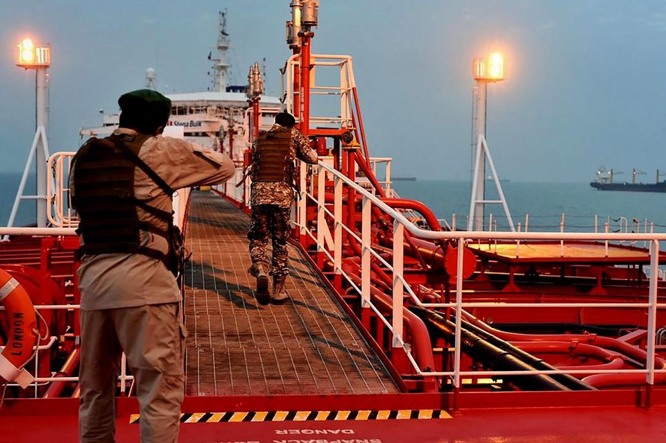Soldaten des Iran stehen im Jahr 2019 auf einem Öltanker