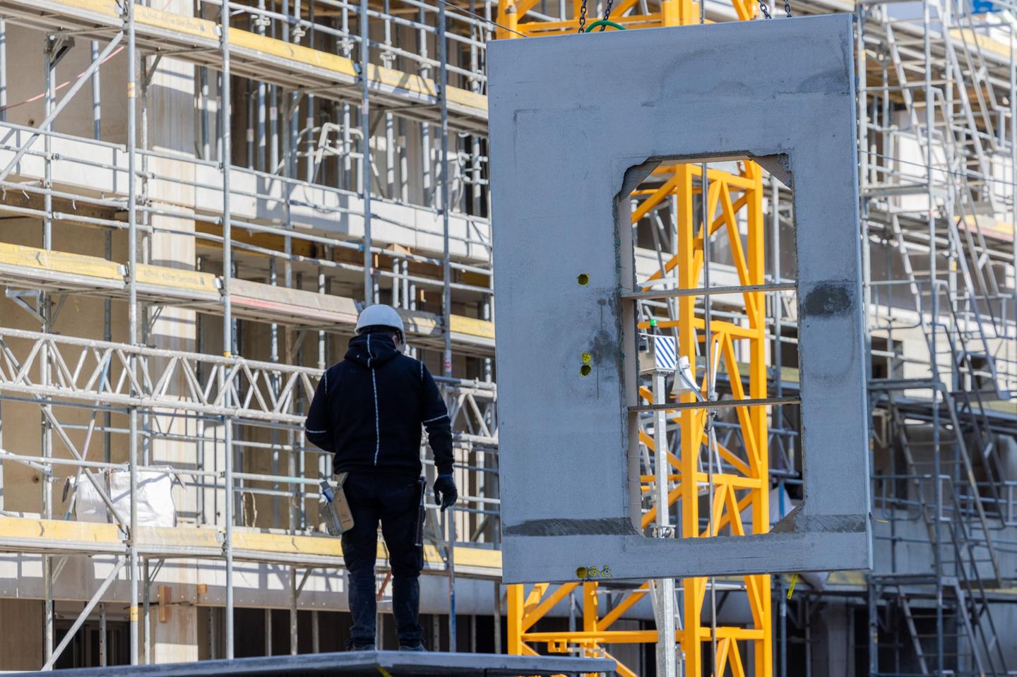 Betonwände aus Stahlbeton werden zu einem Rohbaufür Mietwohnungen geliefert