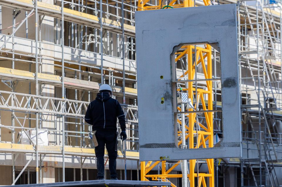 Betonwände aus Stahlbeton werden zu einem Rohbaufür Mietwohnungen geliefert