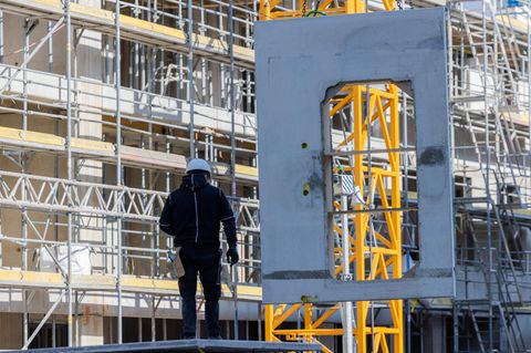 Betonwände aus Stahlbeton werden zu einem Rohbaufür Mietwohnungen geliefert