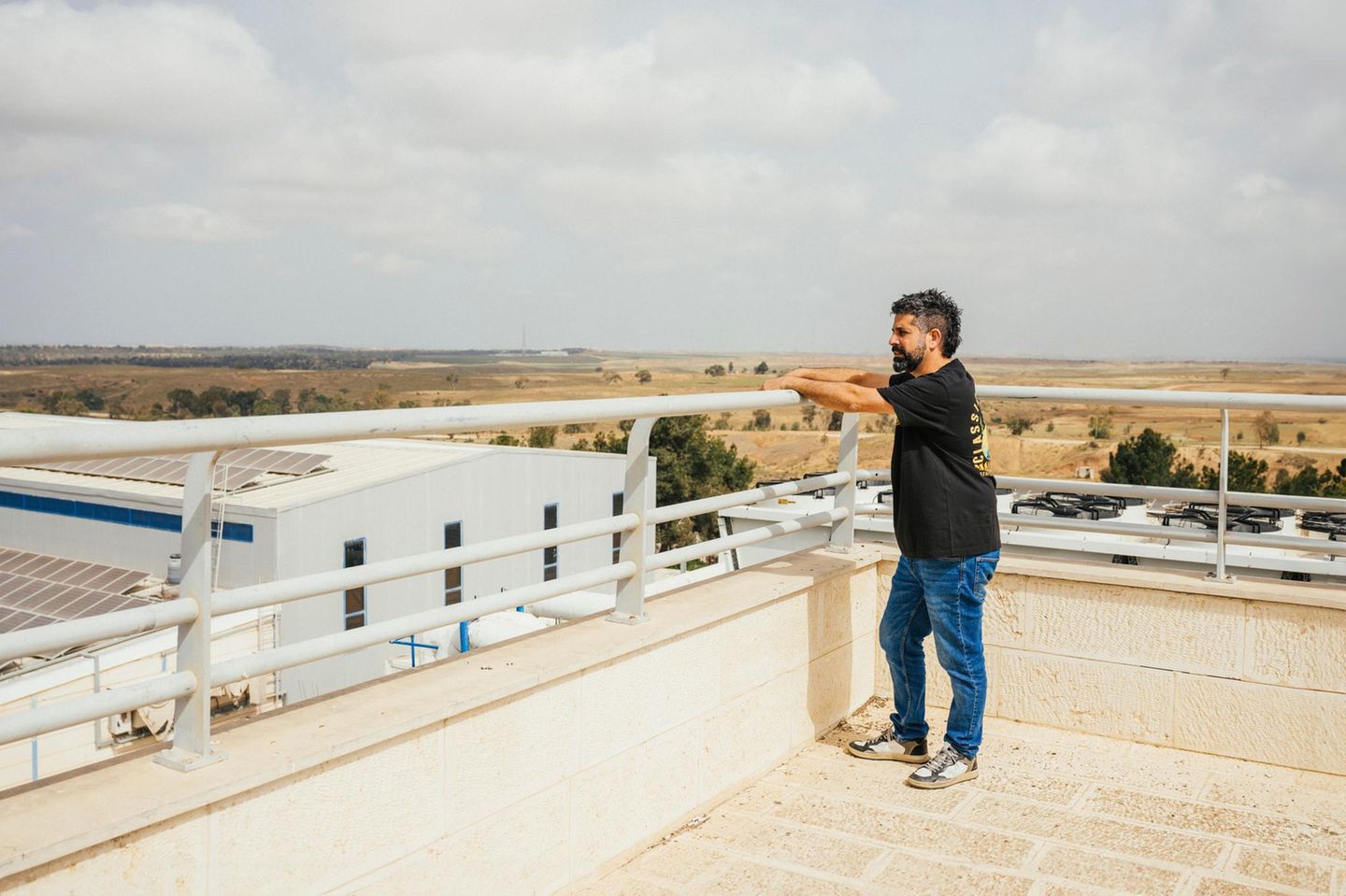 Ben Suchman blickt vom Dach der Druckerei Richtung Gaza