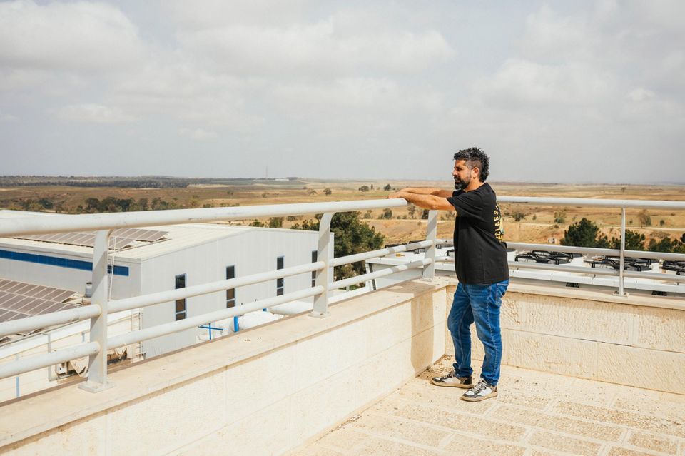 Ben Suchman blickt vom Dach der Druckerei Richtung Gaza