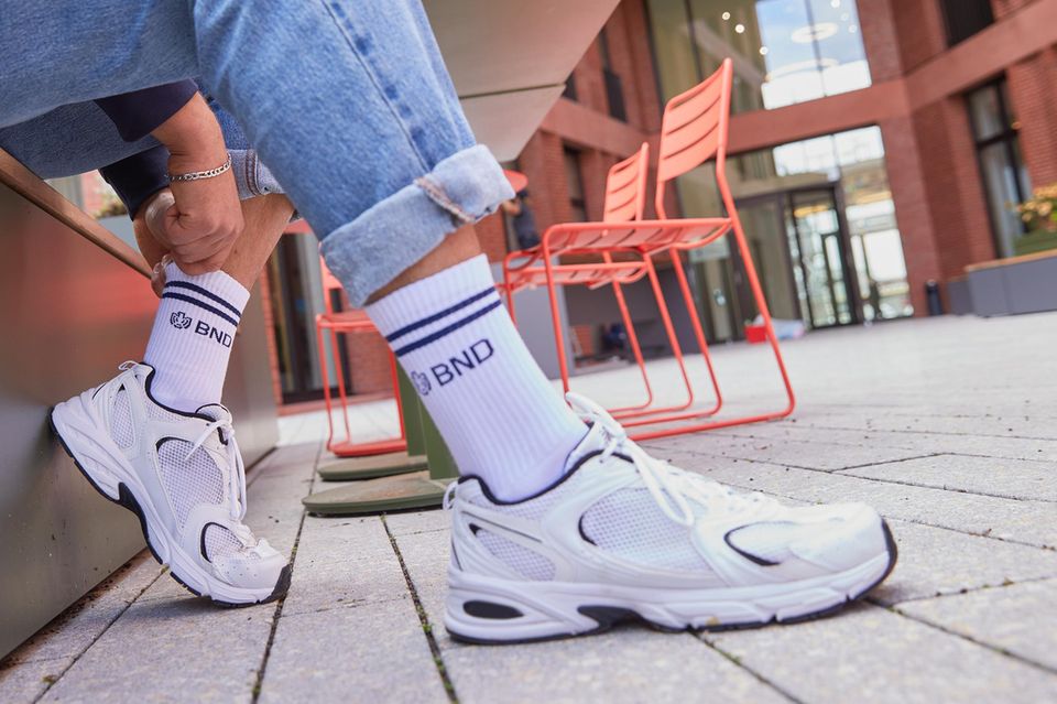 Ein Werbefoto zeigt zwei Füße mit BND-Tennissocken
