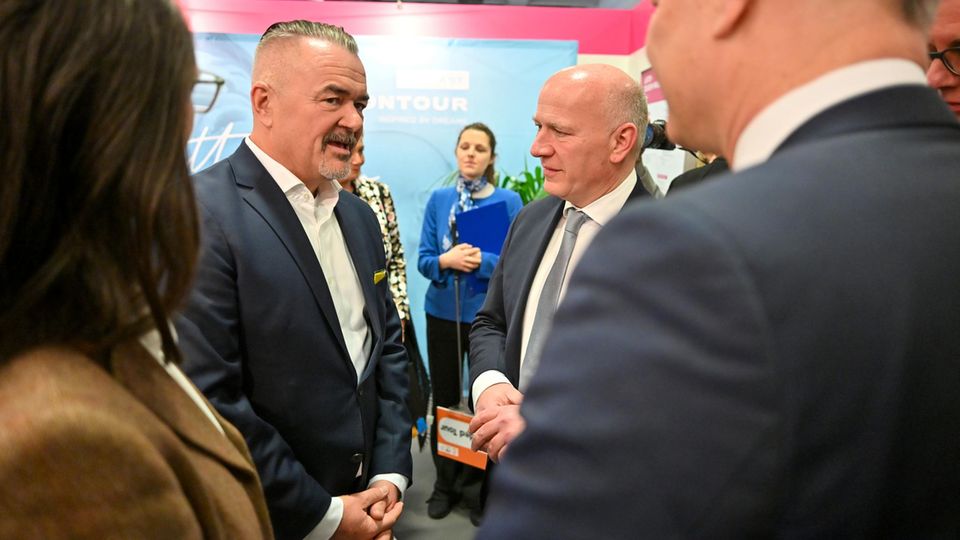Rundgang: Thomas Bömkes (l.), Organisator des LGBTIQ+ Travel Pavillion auf der ITB, und Kai Wegner, Regierender Bürgermeister von Berlin