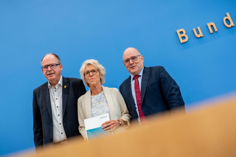 Die Mitglieder der Mindestlohnkommission stellten das Verhandlungsergebnis der Presse vor