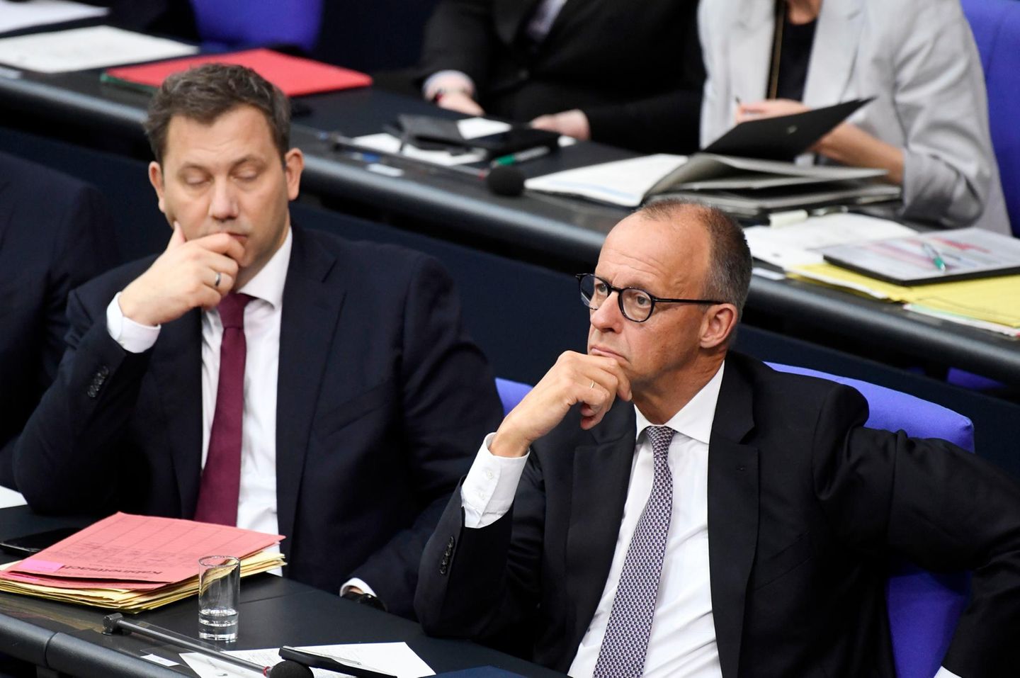 Bundeskanzler Merz und Finanzminister Klingbeil sitzen im Bundestag auf der Regierungsbank