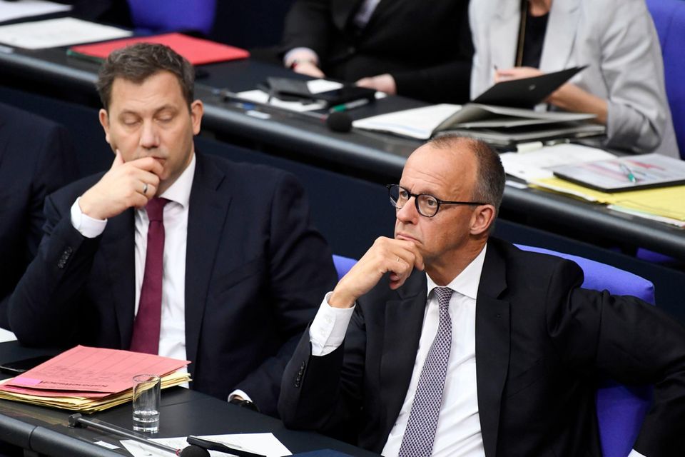 Bundeskanzler Merz und Finanzminister Klingbeil sitzen im Bundestag auf der Regierungsbank