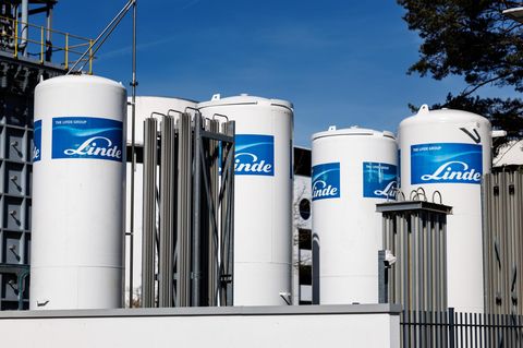 Logo und Schriftzug des Industriegaskonzers Linde auf gelagerten Flüssiggastanks