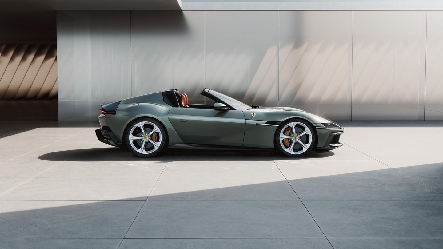 Autogramm-Neuwagen-im-Check-Ferrari-12Cilindri-Spider