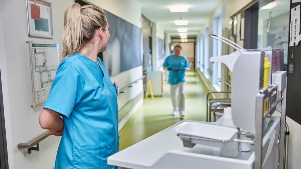 Pflegekräfte auf dem Flur in einem Pflegeheim Pflegekräfte auf dem Flur in einem Pflegeheim