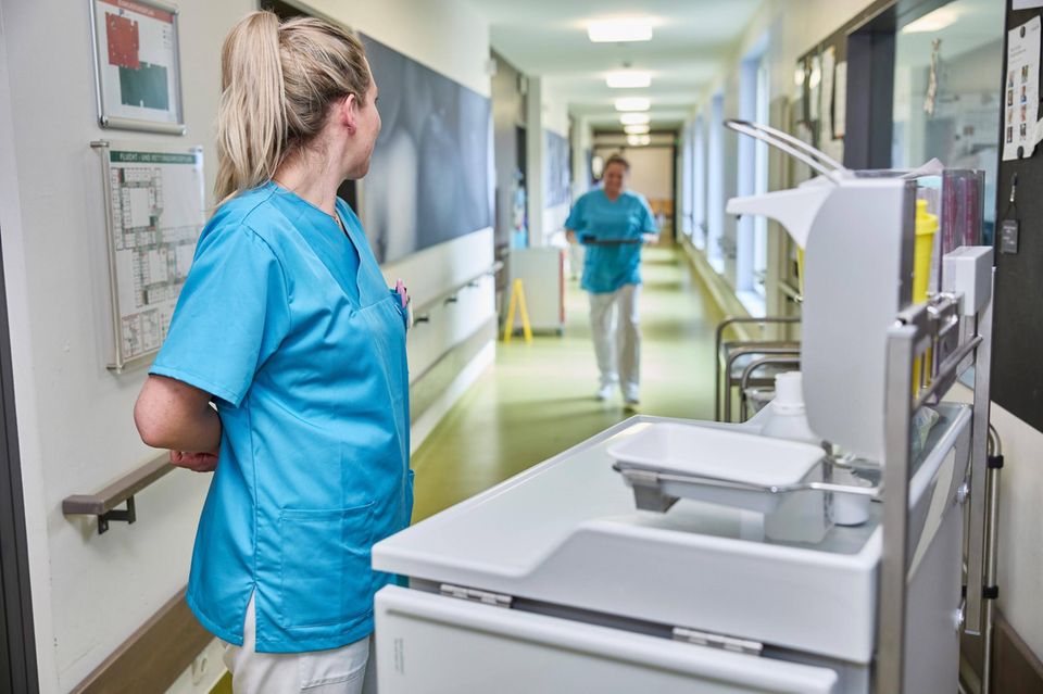Pflegekräfte auf dem Flur in einem Pflegeheim