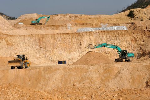 In einem Tagebau werden im chinesischen Ganxian Seltene Erden gefördert