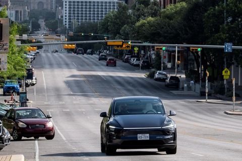 Ein fahrerloses Robotaxi von Tesla fährt auf einer Straße in Austin