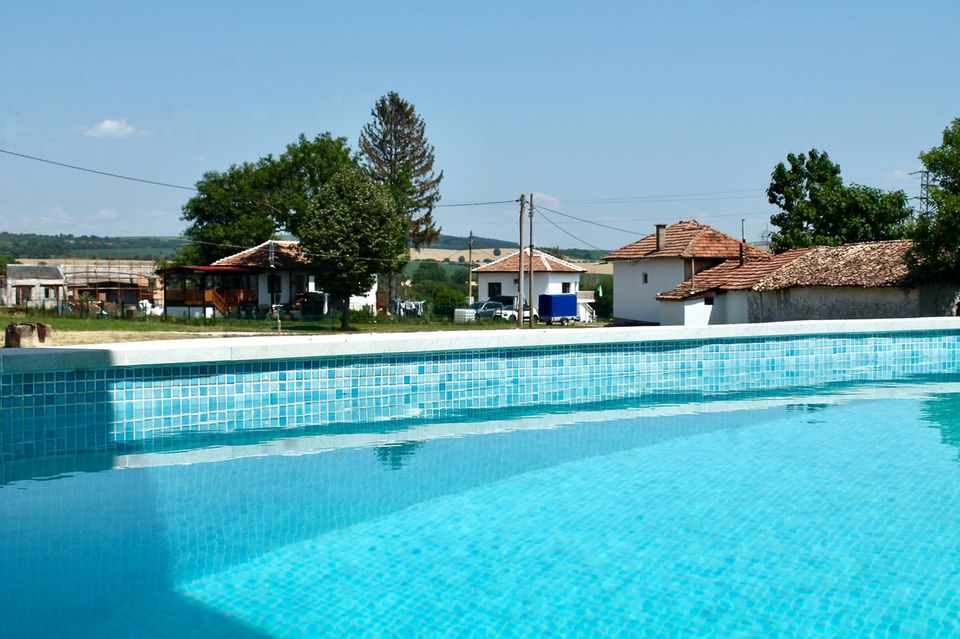 Bulgaristan'da köy manzaralı havuz