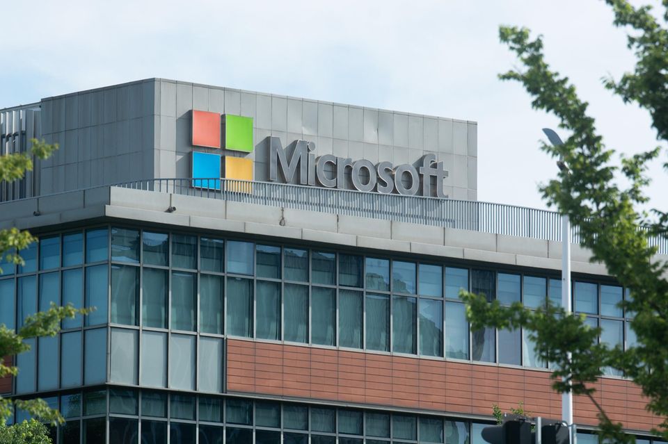 Auf einem Bürogebäude in China prangt das Microsoft-Logo