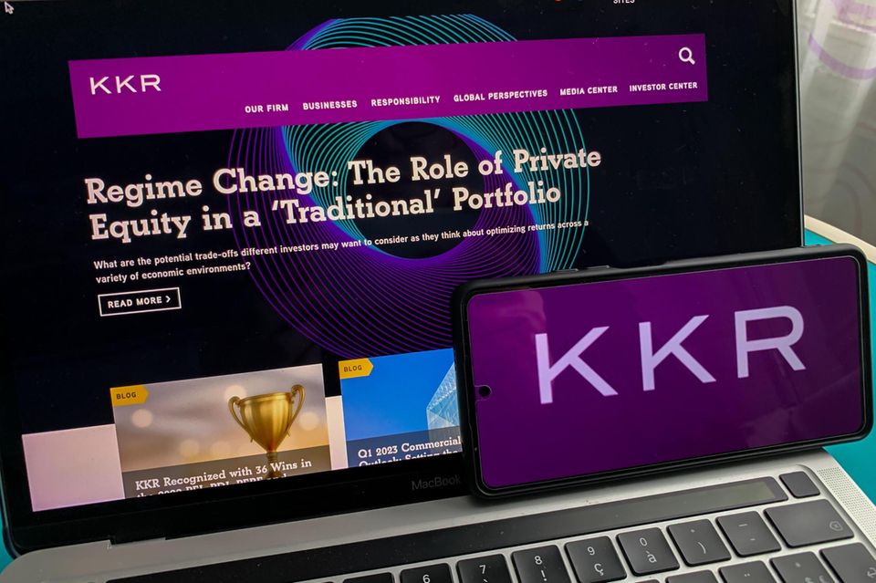 Auf einem Lapotp ist die KKR-Website zu sehen