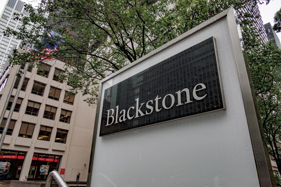 Ein Blackstone Firmenlogo vor der Zentrale in Manhattan
