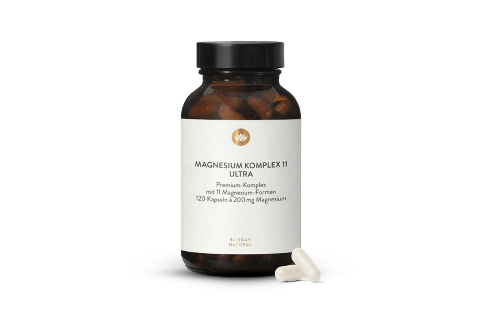 Nach jedem Training, zu Hause oder unterwegs, nehme ich eine Magnesium-Kapsel ein, um mich vor Krämpfen zu schützen und weitere wichtige Körperfunktionen zu unterstützen. Häufiges Reisen rund um den Globus ist schließlich eine physische und mentale Herausforderung. Da lautet mein Motto: lieber Prävention als (Zwangs-)Pause.“    z. B. „Magnesium Komplex 11 Ultra“ von Sunday Natural mit einem breiten Spektrum an Mineralformen