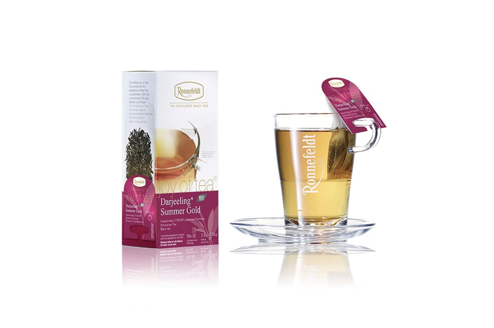 Natürlich trinke ich in Marokko gerne einen Minztee und in Indien einen Masala Chai. Aber manchmal muss es einfach ein Nachmittagstee von der Frankfurter Traditionsmarke Ronnefeldt sein, das ist dann wie ein Schluck Heimat in jeder Tasse. Deshalb kommt meine aktuelle Lieblingssorte als praktischer Teebeutel mit in den Koffer. Das Thema Gepäck wäre übrigens einen eigenen Beitrag wert, aber so viel kann ich mit meiner langen Vielflieger-Erfahrung sagen: Am Ende des Reisetages hält für mich nur die Marke Tumi, was sie verspricht.    z. B. „Darjeeling Summer Gold“ aus der Produktlinie „Joy of Tea“ von Ronnefeldt