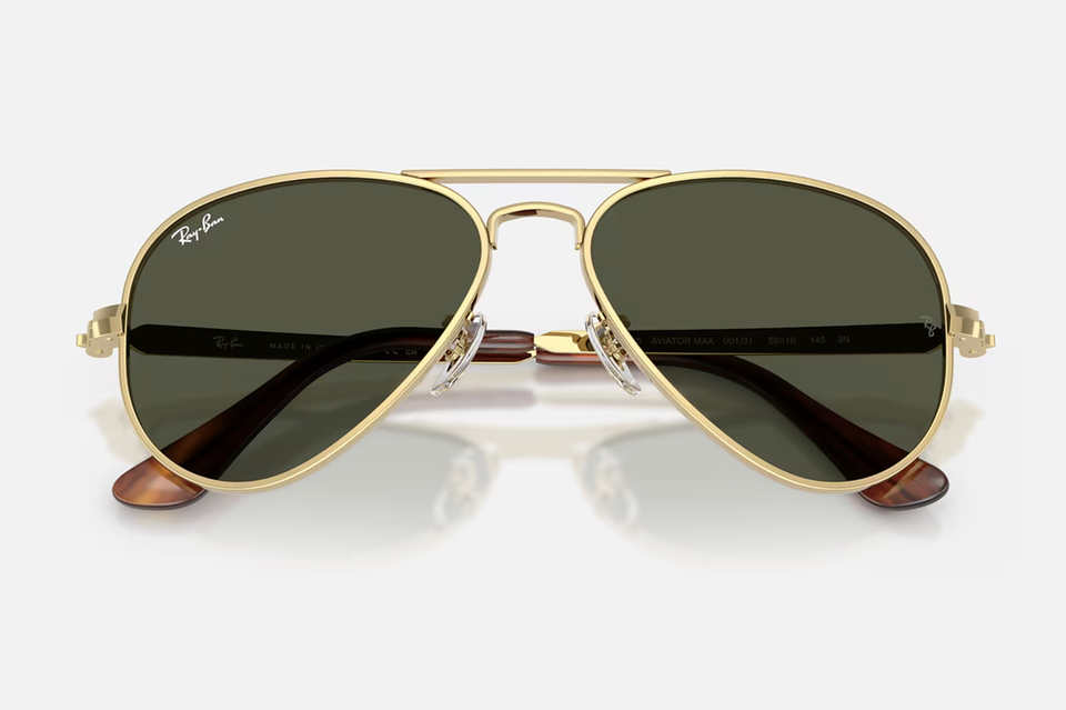 Ohne eine Sonnenbrille mit zeitlos klassischer Formensprache geht natürlich unterwegs nichts. Ganz gleich, ob beim Ausstieg aus dem Flugzeug an einem Ziel mit gleißender Sonne oder auf meinen Exkursionen in die Umgebung des jeweiligen Test-Hotels für die Capital-Kolumne „Rath checkt ein“.    z. B. das limitierte Modell „Aviator Max“ von Ray-Ban mit angepasstem Design und verdicktem Rahmen