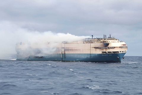 Rauch steigt auf dem Autotransportschiff „Felicity Ace“ auf