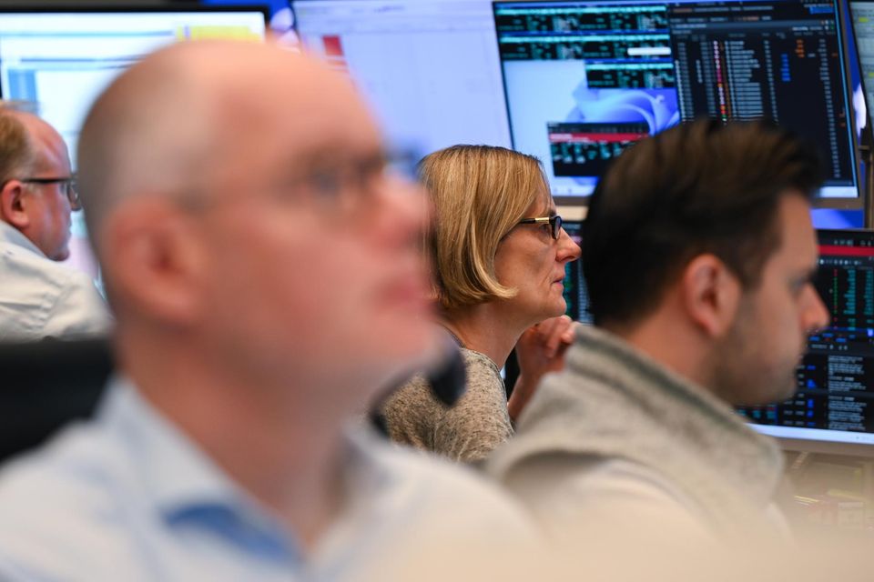 Los operadores se sientan frente a sus monitores en la Bolsa de Frankfurt.