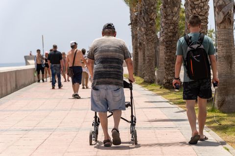 Ein Rentner geht spazieren – das Wirtschaftswachstum ist vom demografischen Wandel bedroht