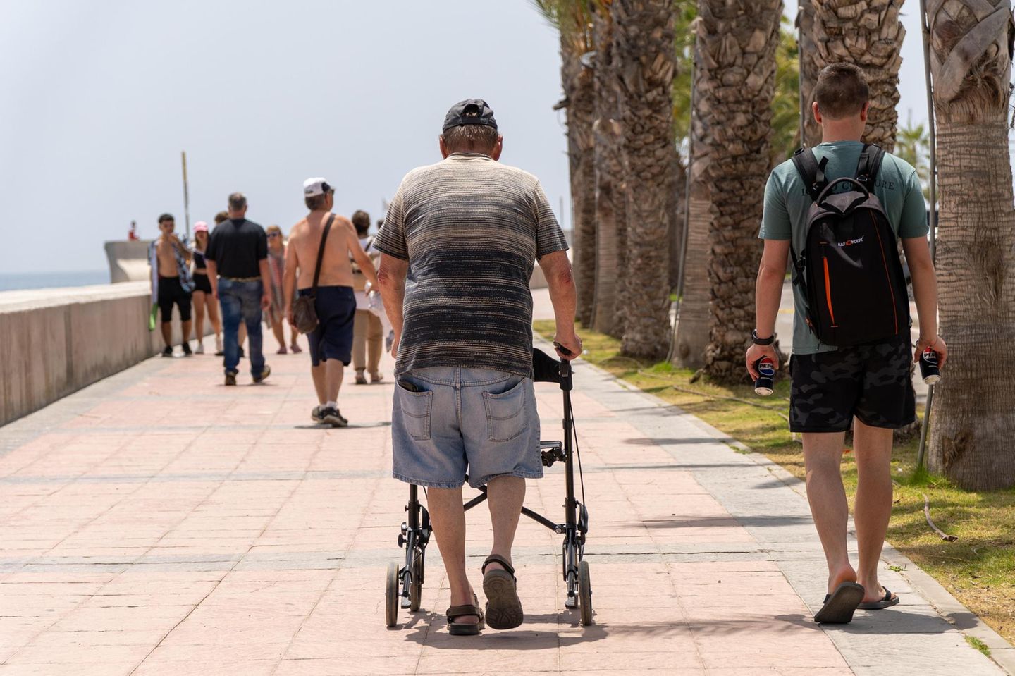 Ein Rentner geht spazieren – das Wirtschaftswachstum ist vom demografischen Wandel bedroht