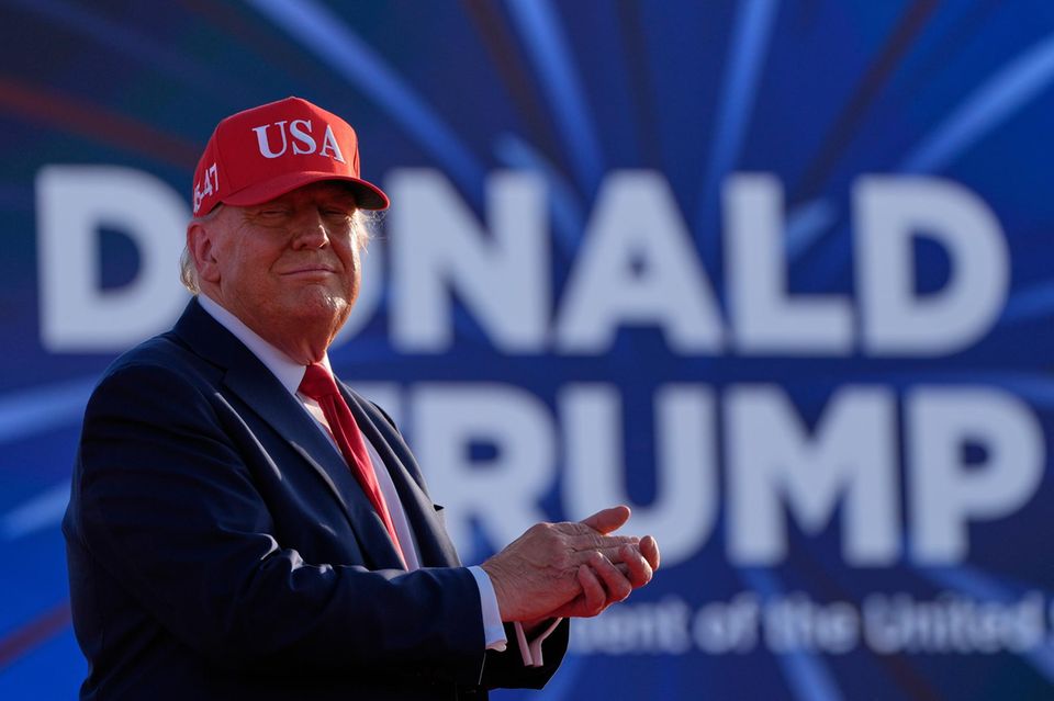 Başkan Donald Trump, Iowa Eyalet Fuar Alanı'ndaki bir mitingde konuşuyor gibi görünüyor