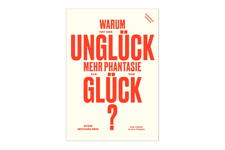 Auf meinen Reisen geht nicht immer alles nach Plan. Mal verspätet sich der Abflug um drei Stunden, dann ist der Tour-Guide krank, ein Meeting wird kurzfristig abgesagt oder mein Koffer ist auf einem anderen Kontinent gelandet. In solchen Situationen hilft mir ein gutes Buch dabei, die unvorhergesehene Warterei zu überbrücken und auf andere Gedanken zu kommen. Am besten funktioniert das mit einem Sachbuch, das zugleich leicht, klug sowie inspirierend ist – und sowohl in jede (Jacke-)Tasche wie auch zu jeder Tagesstimmung passt.    z. B. „Warum hat das Unglück mehr Phantasie als das Glück? Das Leben in 800 Fragen“ von Sven Michaelsen, erschienen im Residenz Verlag