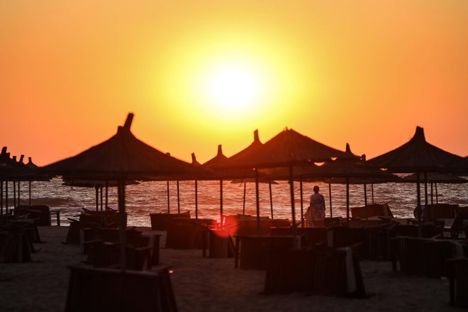 Sonnenuntergang an einem Strand in Albanien