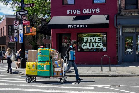 Ein Amazon Lieferant mit Paketen in New York