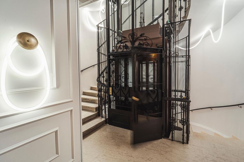 Ringstrasse binasının cephesi ve sıvasının yanı sıra Art Nouveau asansörü de korunmuştur ve halen kullanılmaktadır.