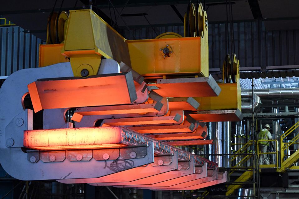 Brammen in der neuen Thyssenkrupp-Anlage Duisburg: Später werden die Stahlblöcke zu Stahlblech gewalzt